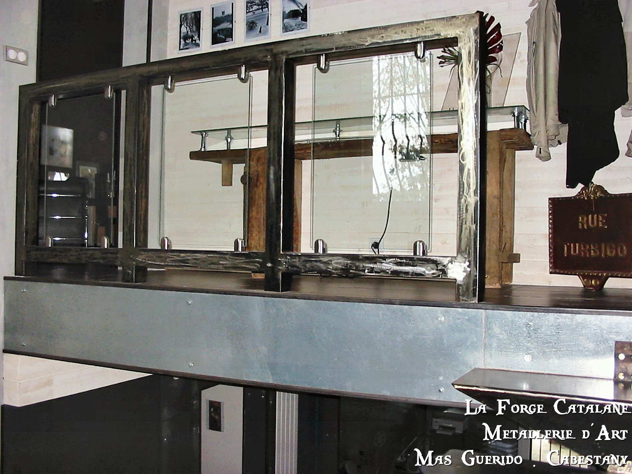 Garde corps ossature lourde vitrage forge catalane 2.jpg